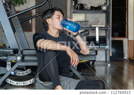 運動員在健身房訓練、運動、男模製作身體、運動、休息 112760915