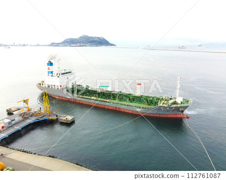 拍攝早春進入北海道函館市函館港的貨船 拍攝早春進入北海道函館市函館港的貨船 112761087