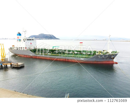 拍攝早春進入北海道函館市函館港的貨船 拍攝早春進入北海道函館市函館港的貨船 112761089