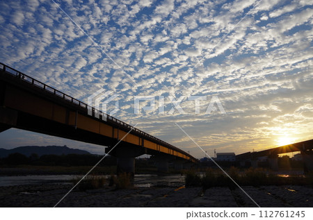 The morning sun on the iron bridge 112761245