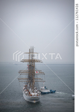 訓練帆船海王丸離開神戶港 112761416