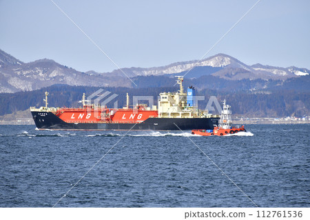 拍攝北海道函館市函館灣貨船早春風光 112761536