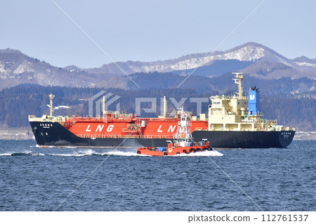 拍攝北海道函館市函館灣貨船早春風光 112761537