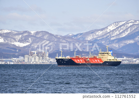 Photographing the scenery of a cargo ship in Hakodate Bay, Hakodate City, Hokkaido in early spring 112761552