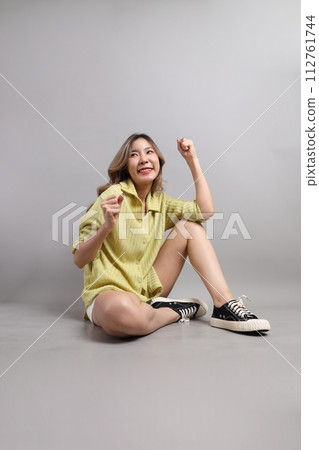 Young Asain Woman 112761744