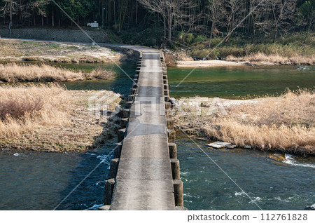 小井橋,京都府南山城村京都清澈的木津川上的一座水下橋 小井橋,京都府南山城村京都清澈的木津川上的一座水下橋 112761828
