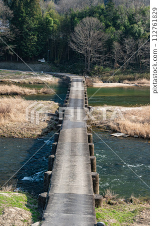 小井橋,京都府南山城村京都清澈的木津川上的一座水下橋 小井橋,京都府南山城村京都清澈的木津川上的一座水下橋 112761829