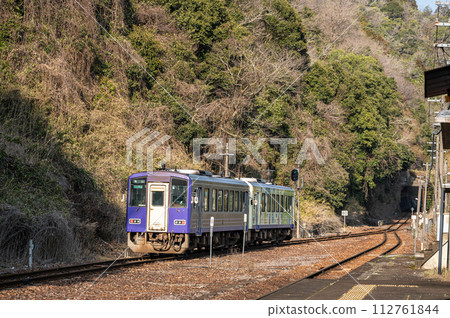 A train departing from Ogawara Station on the Kansai Line and heading towards Kameyama. 112761844