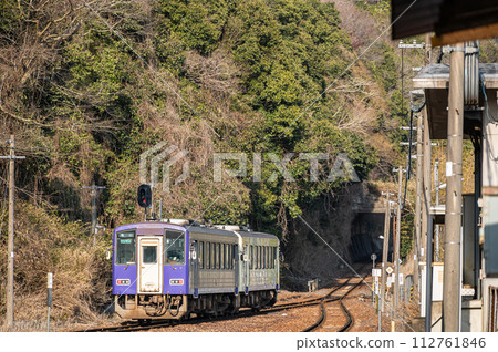 A train departing from Ogawara Station on the Kansai Line and heading towards Kameyama. A train departing from Ogawara Station on the Kansai Line and heading towards Kameyama. 112761846