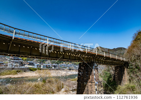 木津川沿岸的JR西日本關西線：笠置大河原 112761936