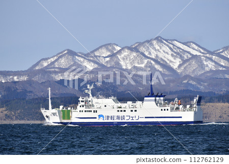 拍攝初春的北海道函館市津輕海峽渡輪穿越函館灣的景色。 112762129