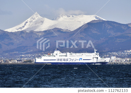 拍攝初春的北海道函館市津輕海峽渡輪穿越函館灣的景色。 112762133
