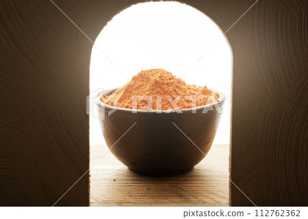 Close up of holi powder in wooden bowl on art decoration background with sunlight. 112762362