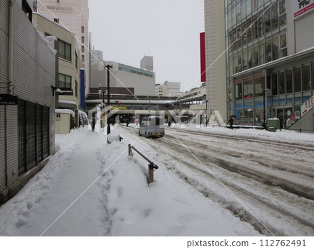 Snow-covered roads in the city center 112762491