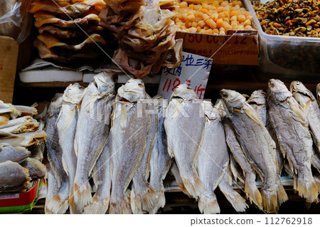 鹽乾魚(火腿)在香港西部的德助道出售。它類似於草屋,味道鮮美。以前很便宜,但現在很貴 鹽乾魚(火腿)在香港西部的德助道出售。它類似於草屋,味道鮮美。以前很便宜,但現在很貴 112762918
