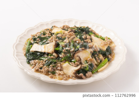 Spinach and king king meat minced bean paste Spinach and king king meat minced bean paste 112762996