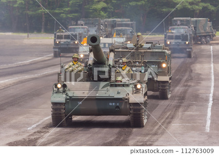 日本陸上自衛隊203毫米自走榴彈砲亮相閱兵式 112763009