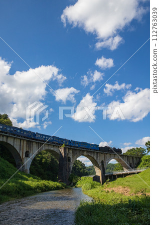 運行在遠野梅甘娜橋上的蒸汽機車 112763039