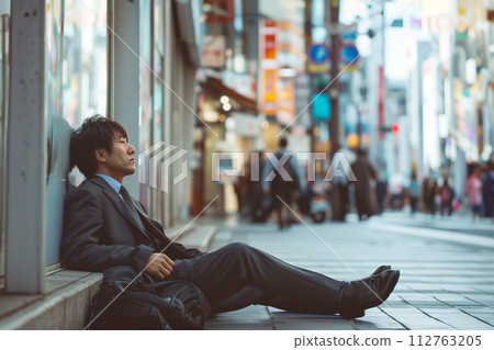 無家可歸的人坐在馬路上 AI 影像 112763205