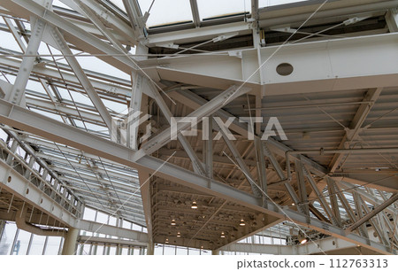 white steel truss roof 112763313