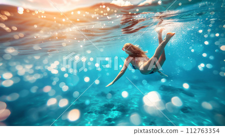 一個女人在熱帶海洋裡游泳 112763354
