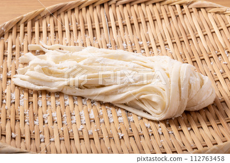 Honma udon (hand-rolled noodles) 112763458