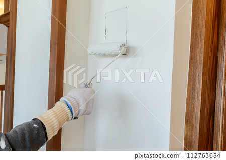 男人的手在牆上畫畫 112763684