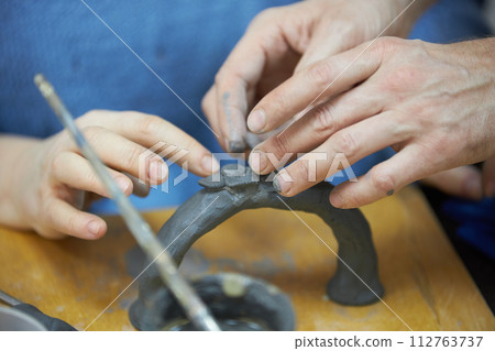 In the sculptor's workshop 112763737