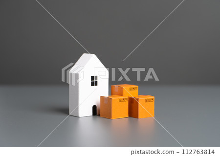 White house and boxes. House moving. Online orders. Home delivery White house and boxes. House moving. Online orders. Home delivery 112763814