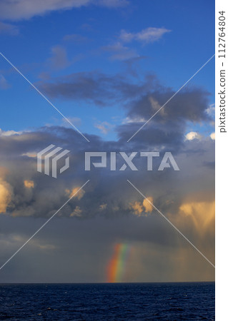 海洋上空的彩虹 112764804
