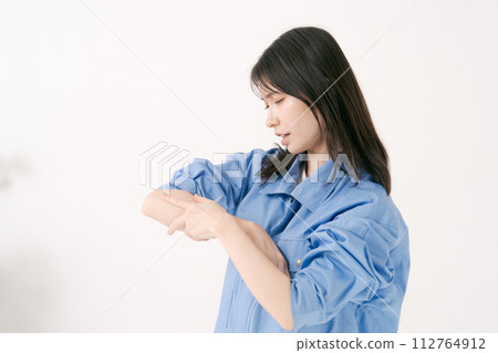 一名手臂受傷的女工 一名手臂受傷的女工 112764912