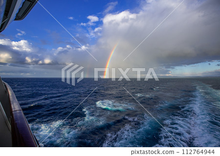 海洋上空的彩虹 112764944