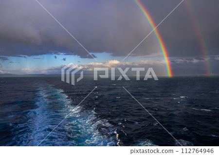 海洋上空的彩虹 海洋上空的彩虹 112764946