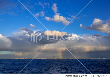 海洋上空的彩虹 112764963