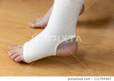 我的左腳踝扭傷了，丟了一個護具在上面。 112764967