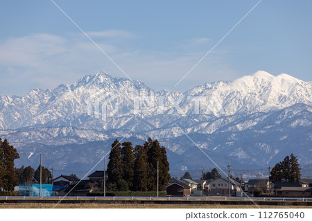 眺望立山連峰的田園風光 112765040