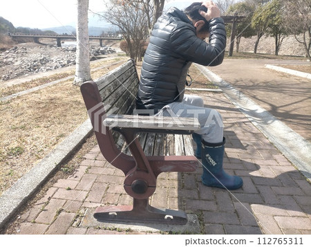 抱著頭的男人 抱著頭的男人 112765311