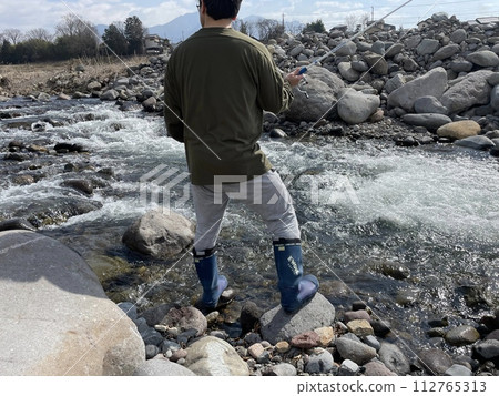 山間溪流垂釣 山間溪流垂釣 112765313