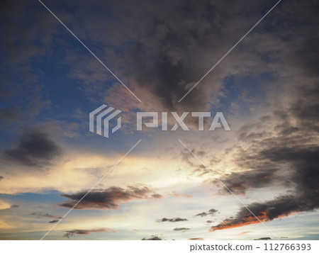 在夕陽下沾染的雲 在夕陽下沾染的雲 112766393