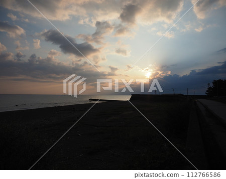 在海上日落 112766586