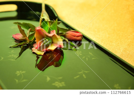 Place cut flowers on a flower-patterned plate... 112766615