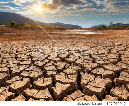 由於乾旱而導致乾旱的土地的圖像 112766942