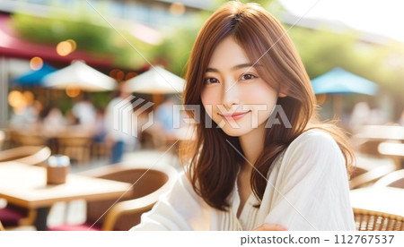 一個女人在咖啡館的露臺上放鬆 112767537