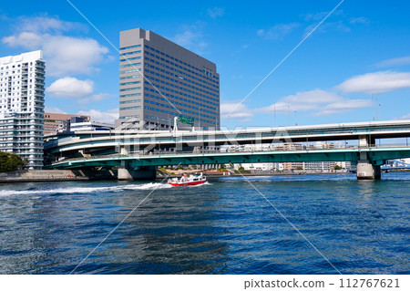 Fire boat “Hamakaze” on patrol (Tokyo Fire Department) 112767621