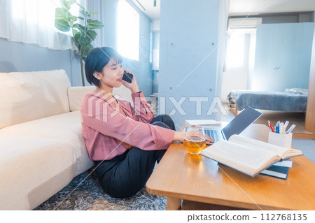 A woman studying at home/working remotely 112768135