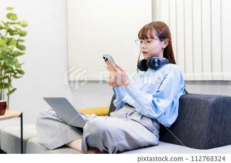 一位女士在筆記型電腦上工作/遠端工作 112768324