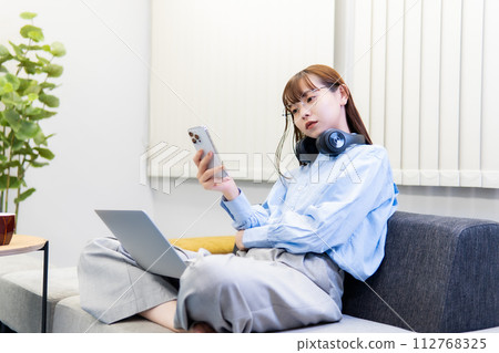 一位女士在筆記型電腦上工作/遠端工作 一位女士在筆記型電腦上工作/遠端工作 112768325