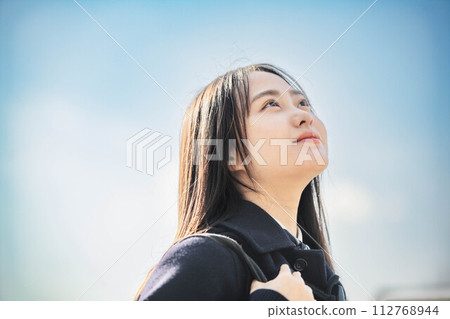 藍天下展望未來的女高中生 藍天下展望未來的女高中生 112768944