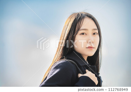 藍天下展望未來的女高中生 112768949