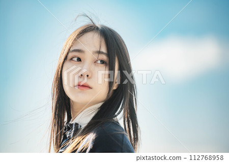 藍天下展望未來的女高中生 112768958
